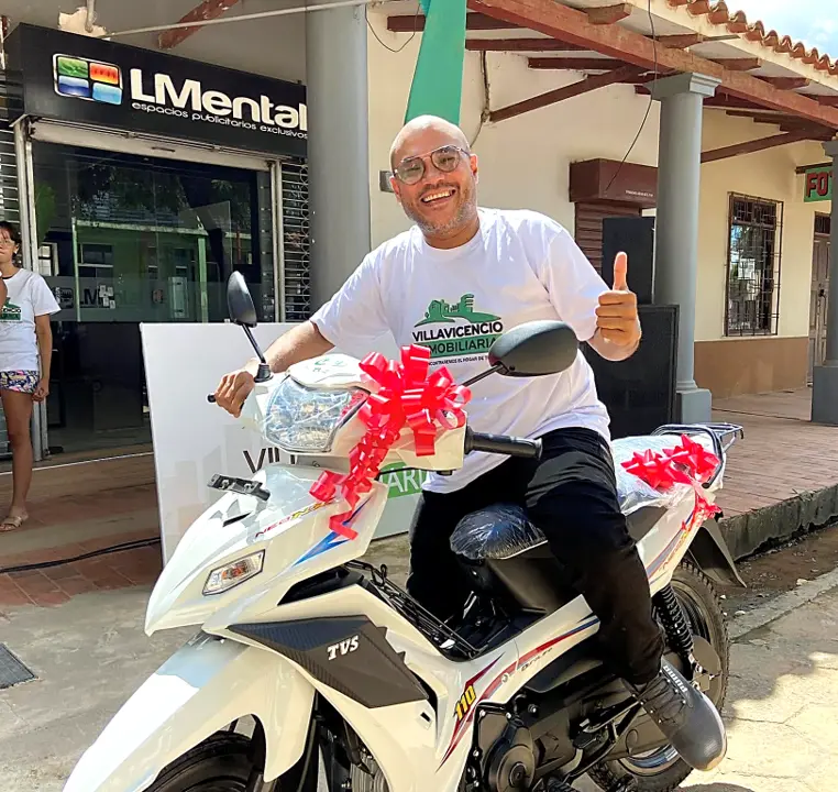 regalo de motocicleta a clientes inmobiliaria Villavicencio